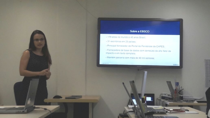 Viviane Ernandes demonstrando uma das base de dados da EBSCO