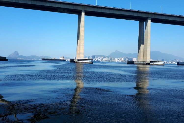 Laboratório da UFF estuda emissão de poluentes na Baía de Guanabara