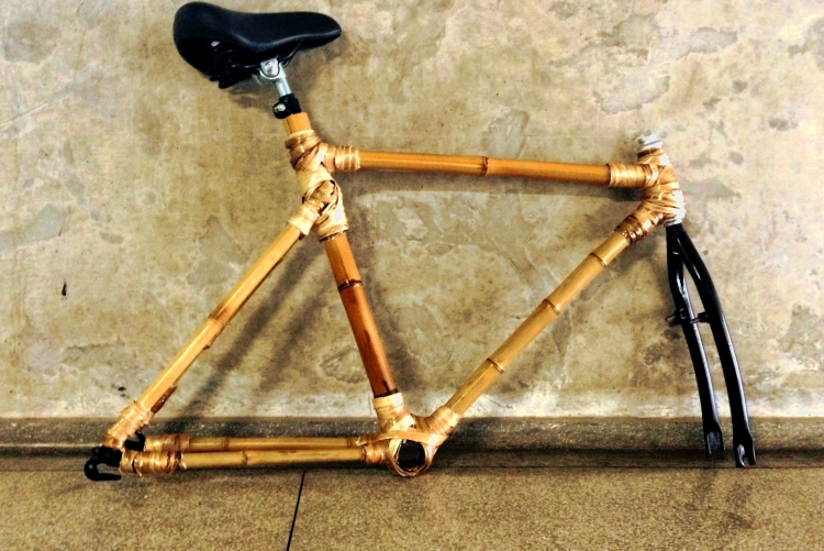 Estrutura base de bicicleta feita com bambu