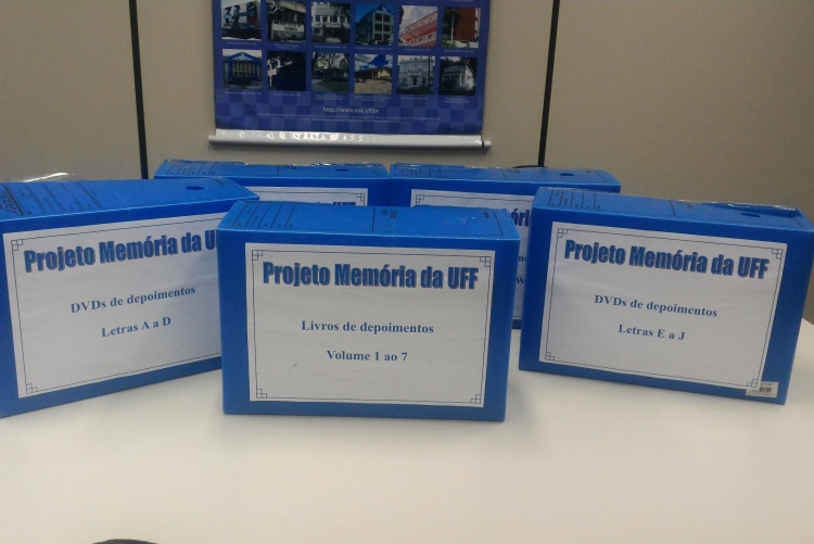 Caixa box contendo transcrições impressas e dvds com depoimento de professores aposentados da UFF