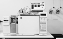 #Pratodosverem: Imagem preto e branco de um equipamento de médio porte para análises químicas.