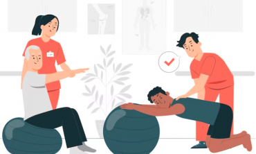 imagem de uma mulher e um homem vestidos de jalecos vermelhos, cada um auxilando uma pessoa, um idoso branco e um jovem negro, a realizarem exercícios físicos