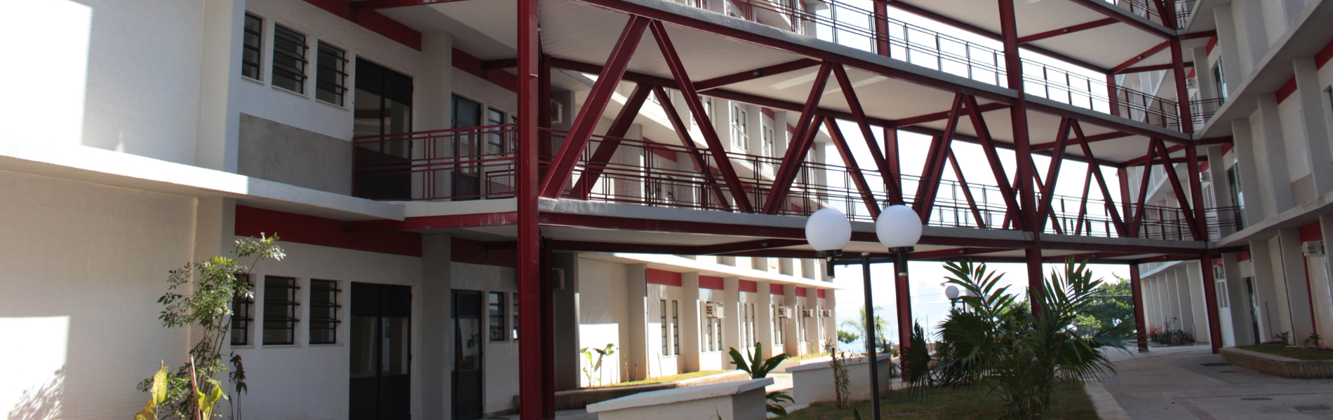Foto dos prédios do campus Praia Vermelha da UFF