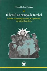 Capa do livro "O Brasil no Campo de Futebol" da professora Simoni Lahud pela EdUFF