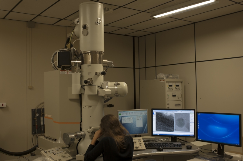 Microscópio eletrônico de varredura (MEV) localizado no LaMAR da UFF.
