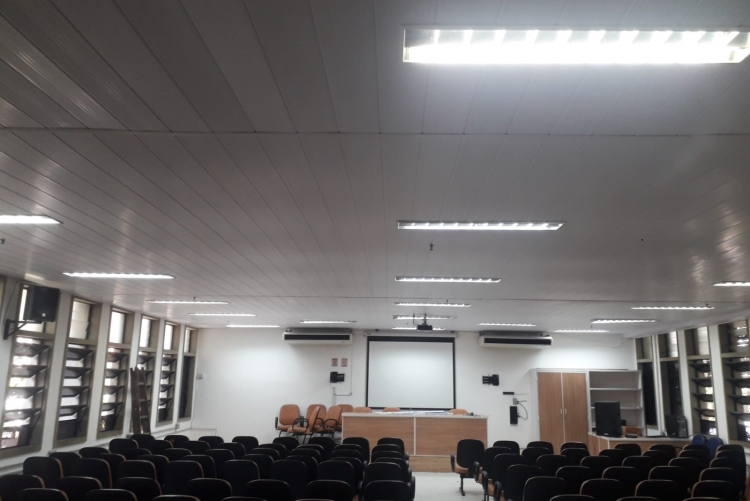Troca de lâmpadas no Auditório do Bloco O no Campus Gragoatá, em 24/06/2022.