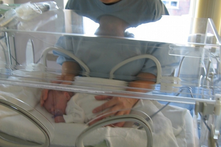 Bebê prematuro em hospital com a mãe ao lado