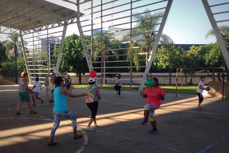 Pessoas de diferentes idades praticando atividade física na quadra de esportes da Universidade Federal Fluminense (UFF)