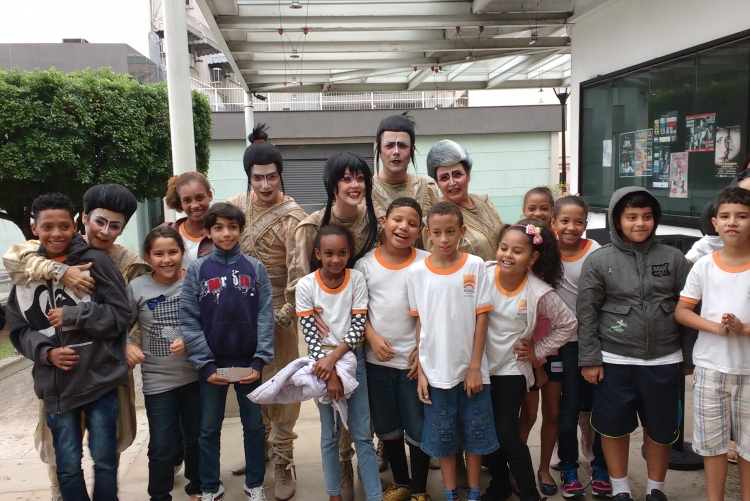 Alunos da escola municipal de Niterói com atores da peça Sakurá  (Foto: Acervo Centro de Artes)