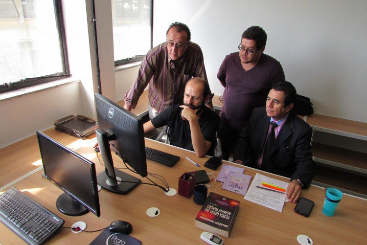 O diretor da agência, Thiago Renault (ao computador), acompanhado por membros da equipe da Agir