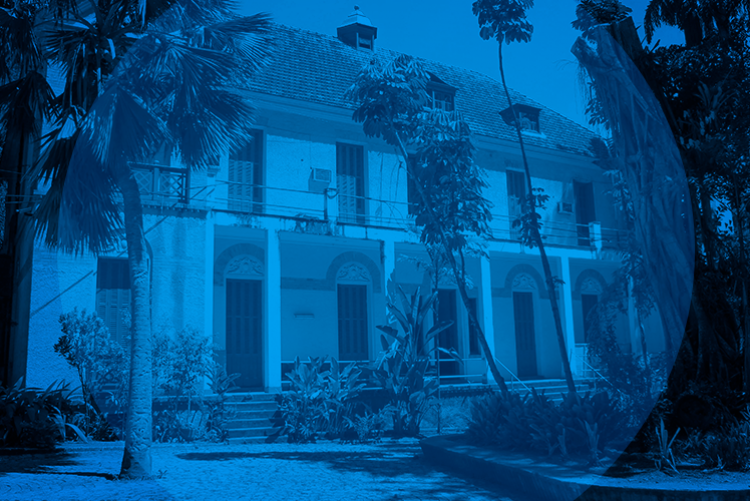 imagem da faculdade de arquitetura da UFF em Niterói, sob filtro azul.