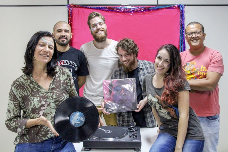 Clube do Vinil reúne amantes da música para ouvir discos e debater.