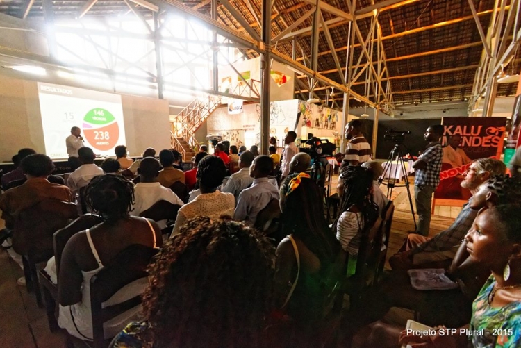 Reunião de pessoas em evento de encerramento do projeto São Tomé e Príncipe Plural