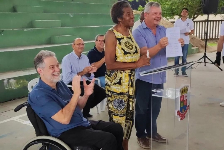 O reitor da UFF Antonio Claudio aplaude, ao lado da ex-atleta Aída dos Santos e do prefeito de Niterói Axel Grael