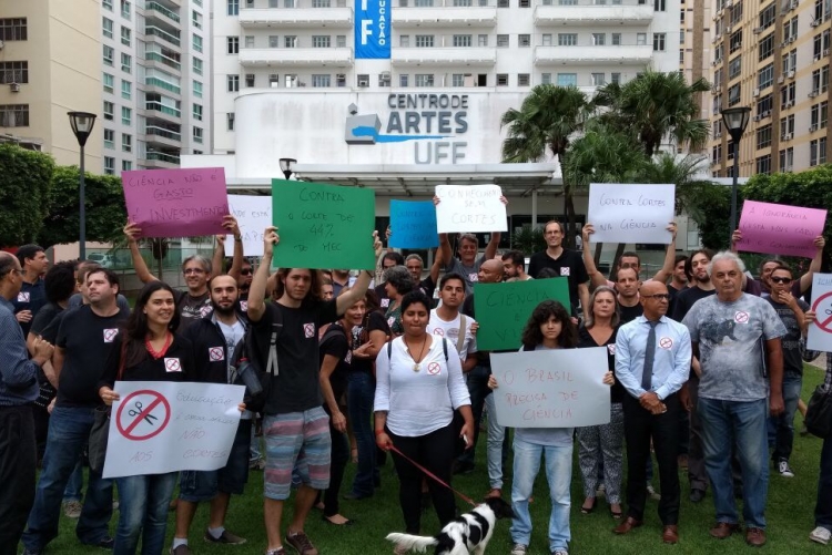Protesto foi na Praia de Icaraí, Niterói, em frente à reitoria da universidade