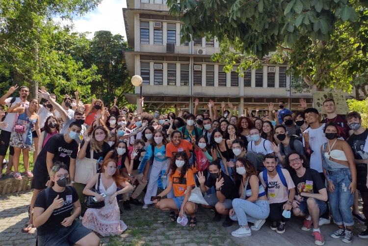 Foto no campus do Gragoatá com um grupo de estudantes que participaram da 1ª edição do Viva os Reencontros