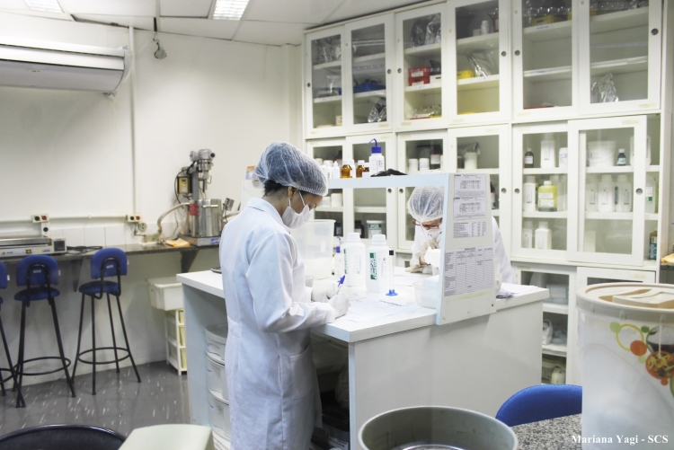 Estagiários do curso de Farmácia trabalham no laboratório da FAU