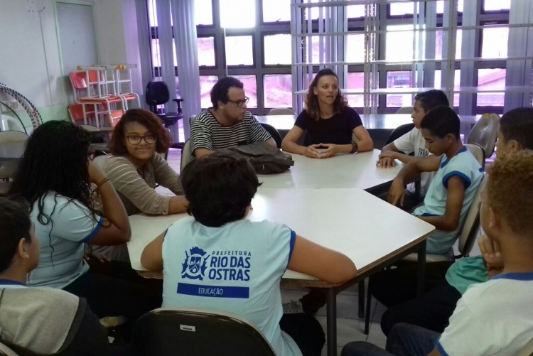 Professores da UFF Bruno Teixeira e Hayda Alves com os alunos do Colégio América Abdalla