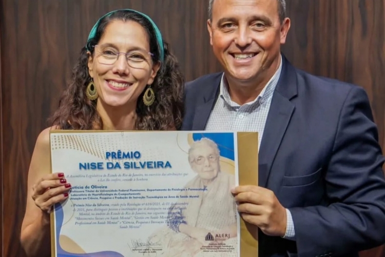 Professora Letícia de Oliveira recebe Prêmio Nise da Silveira