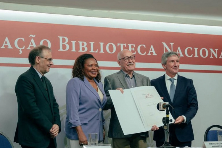 Silviano Santiago, professor emérito da UFF, recebe honraria máxima da Língua Portuguesa