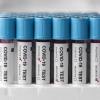 Imagem de tubos de ensaio enfileirados e tampados com etiquetas escrito "Covid-19 test".
