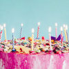 Bolo cor de rosa com velinhas de aniversário