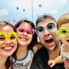 Foto do servidor Eduardo ao lado da esposa e das suas duas filhas com óculos coloridos e divertidos