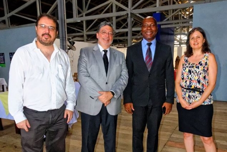 O coordenador do projeto. o embaixador do Brasil em São Tomé e Príncipe, o Ministro da Educação e a represente da ABC
