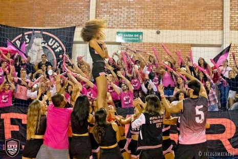 Apresentação das cheerleaders de Artes e Comunicação Social para a torcida Foto: Thiago Machado