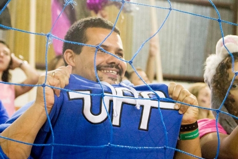 Renato Lima, presidente da Atlética de Turismo da UFF, torcendo em jogo Foto: Thiago Machado