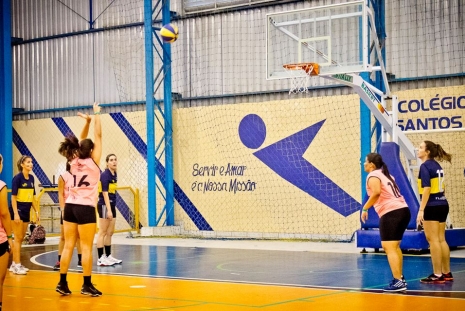 Jogo de basquete entre Comunicação Social e Economia da UFF Foto: Thiago Machado