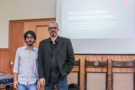 Professores Rogerio Dultra dos Santos e Douglas Guimarães Leite no lançamento da pesquisa Foto: Paula Fernandes