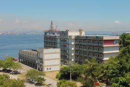 Na foto tem os prédios que compõem o campus da Praia Vermelha. Ao fundo, a Baia de Guabanara.