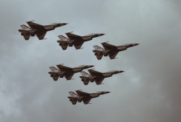 Seis aviões de caça cruzando o céu