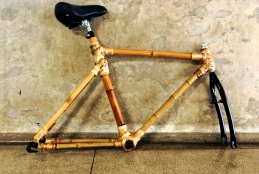 Estrutura base de bicicleta feita com bambu