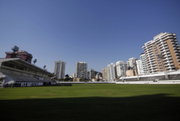 Vista do campo de futebol do Estádio Caio Martins, Niterói-RJ