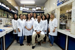 Grupo de pesquisadores no laboratório