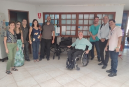 Foto dos gestores da UFF no campus de Rio das Ostras na ação de entrega de cadeiras de rodas