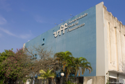 Foto da fachada de um dos prédios do campus do Gragoatá. Prédio na cor azul com o logo UFF na cor branca.