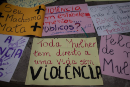 Cartazes com mensagens contra violência contra a mulher exibidos durante um protesto no bairro de São João do Meriti, no Rio de Janeiro, em julho de 2022