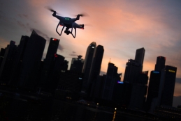 Drone sobrevoando cidade em um fim de tarde
