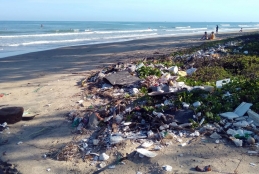 Lixo depositado na areia de uma praia