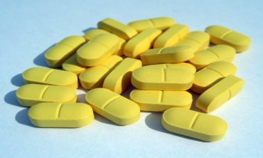 imagem: comprimidos amarelos dispostos em uma mesa