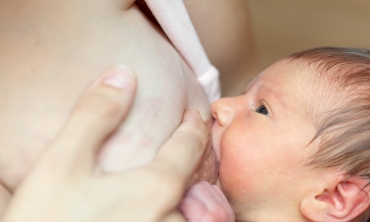 imagem: bebê sendo amamentado 