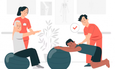 imagem de uma mulher e um homem vestidos de jalecos vermelhos, cada um auxilando uma pessoa, um idoso branco e um jovem negro, a realizarem exercícios físicos