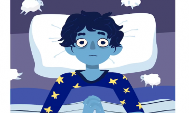 Imagem de fundo azul, com uma ilustração de um homem deitado na cama, com a cabeça no travesseiro e olhos bem abertos