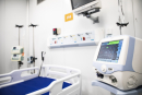  #ParaTodosVerem cama hospitalar azul e branca entre aparelhos de monitoramento de pacientes.
