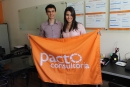 Matheus Dassie e Érica Costa segurando bandeira da Pacto Consultoria Foto: Gabriella Balestrero