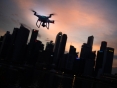 Drone sobrevoando cidade em um fim de tarde