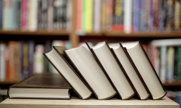 imagem: pilha de livros em uma biblioteca